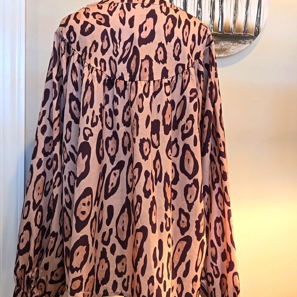 New Leopard blouse Silky fabric Oversized Animal Print. Pit To Pit 22. - Picture 5 of 6